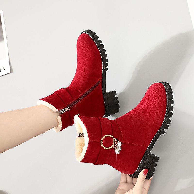 Women'S Fashion Trends Autumn 2025 - Grote rode halfhoge suède damessnowboots met